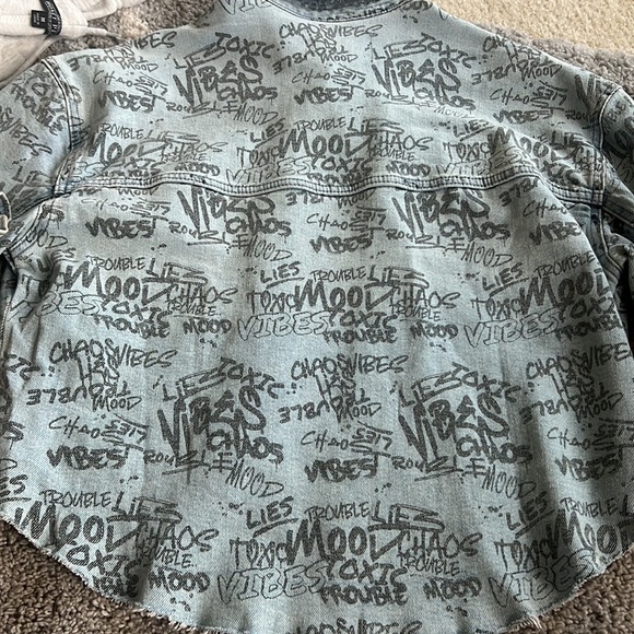 Fashion Nova Say Leas Graffiti Printed Denim Jacket - Size M - Picture 5 of 7